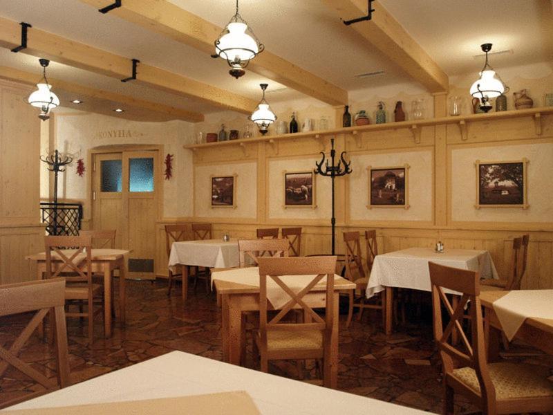 Nimrod Hotel Es Etterem Mosonmagyaróvár Exterior foto