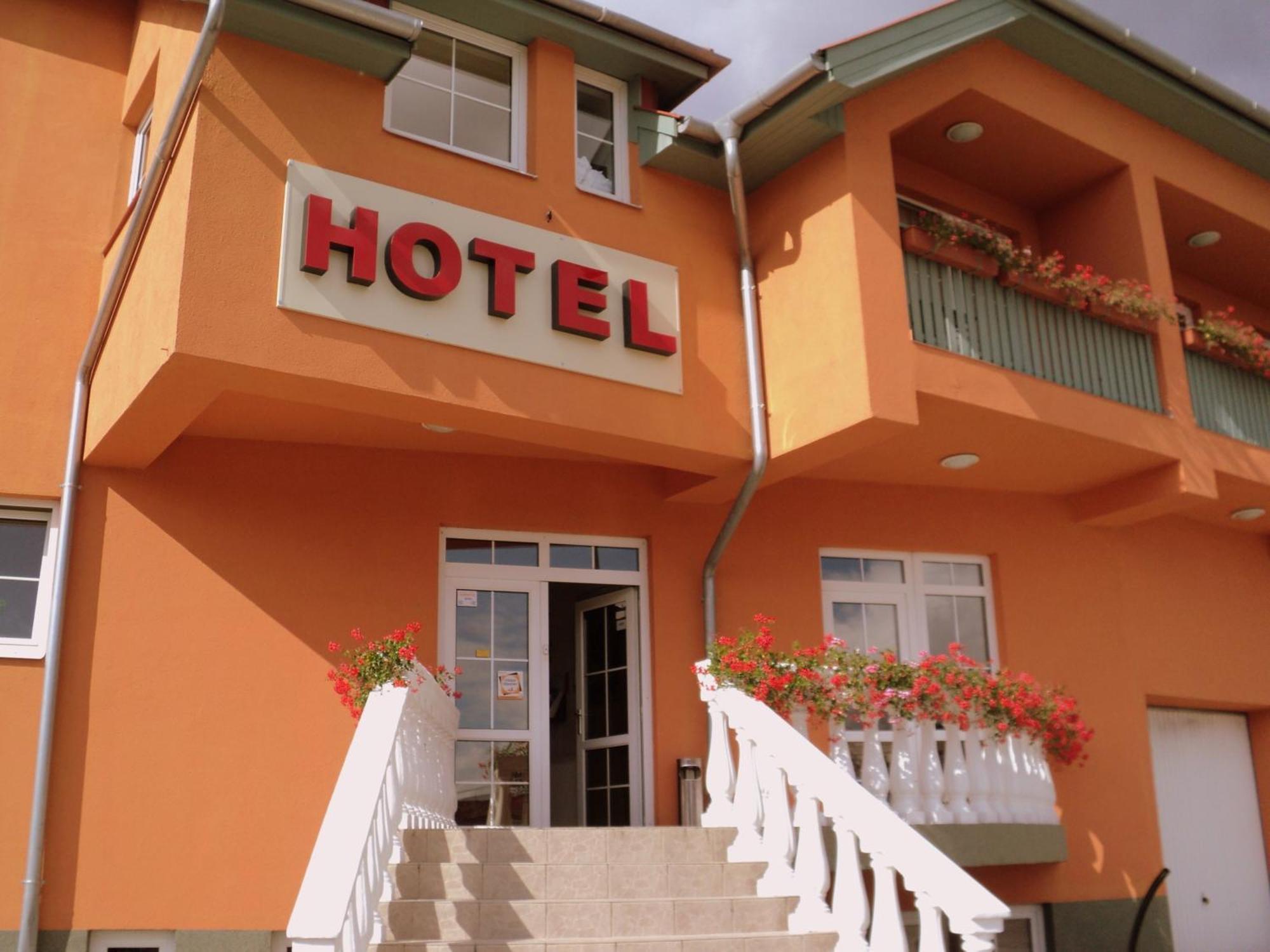 Nimrod Hotel Es Etterem Mosonmagyaróvár Exterior foto